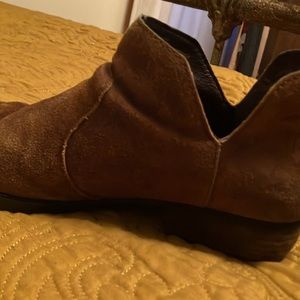 Brown suede Born size 10 boot